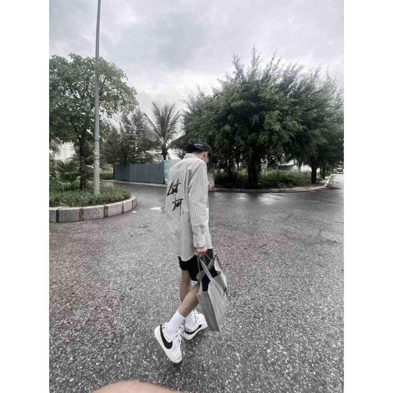 Product Introduction of Mùhè phong cách mới ÁSơ Mi Nam Nữ UNISEX Oxford Sọc Xám Đen HọTiết Chữ Chuôt Trắng Chất Liệu Lanh UMI Mềm Thoáng Mát Form ÁDày Dặn Menswear Kem Shirt Có Cổ Áo 32