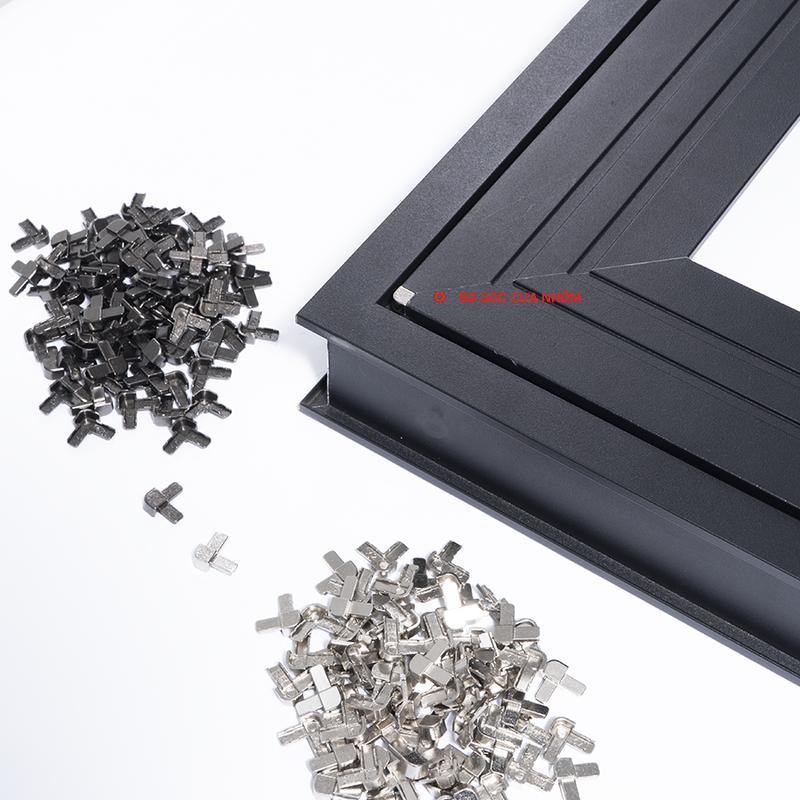 Bo góc lắp cho cửa nhôm kính với các hệ xingfa, hệ rãnh c...với mầu bạc, mầu cafa. Dễ dàng lắp đặt, chắc chắn tạo thẩm mỹ cho bộ cửa nhôm kính, loại bỏ góc nhọn của nhôm an toàn cho người sử dụng 0
