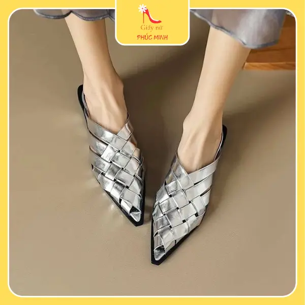 (Phúc Minh) Sục Nữ Mũi Nhọn Dây Đan Không Hậu Đế Đúc Liền Khối Cao 2,5 cm Phom Rộng Shoes DéP GiàY