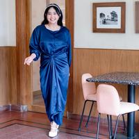 Gambar Yoenik Jia Wrap Dress - Dress Lilit - Dress Tali Maxi - Dress Satin Lebaran - Baju Kondangan - Gaun Wanita Panjang - Navy Blue M18564 R31S1 dari Yoenik Apparel Kab. Bandung Barat 4 Tokopedia