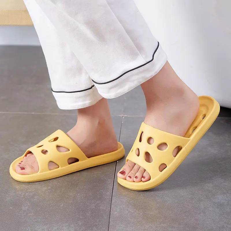 Dép đục lỗ EVA đúc nguyên khối siêu nhẹ đi trong nhà tắm nhà vệ sinh không thấm nước 4