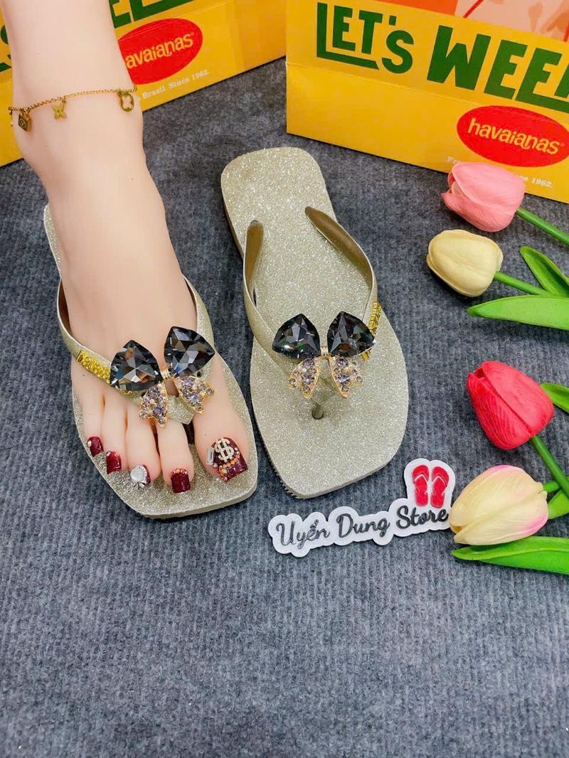 Product Introduction of Dép Nữ Vuông Si Nhũ Vàng Kèm Charm HVN 3