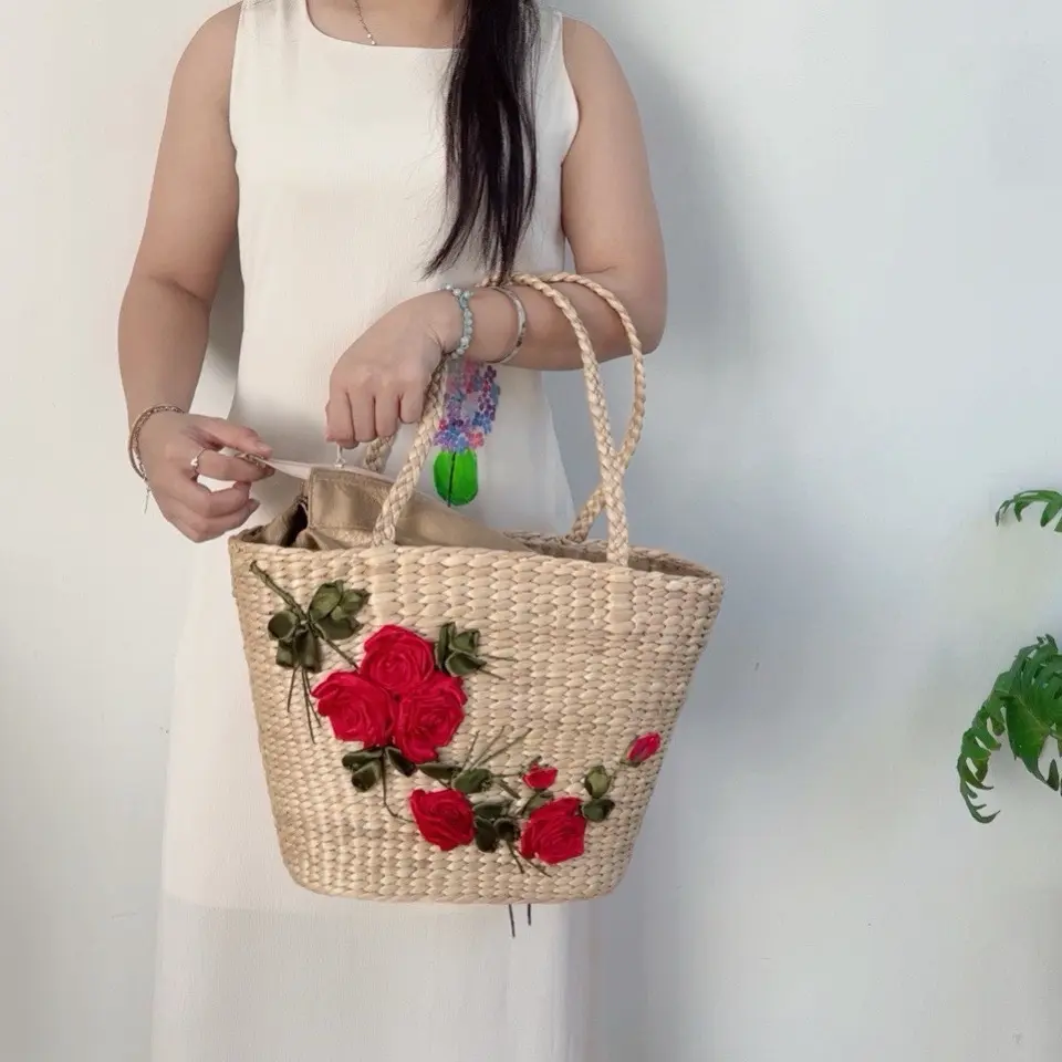Túi lục bình  bầu mắc na, chong chóng,có vải lót xinh xắn kích thước 35x10xh25/55cm đựng được nhiều đồ Đây là thời trang bền vững, đóng vai trò giảm thiểu tác động xấu đến môi trường.