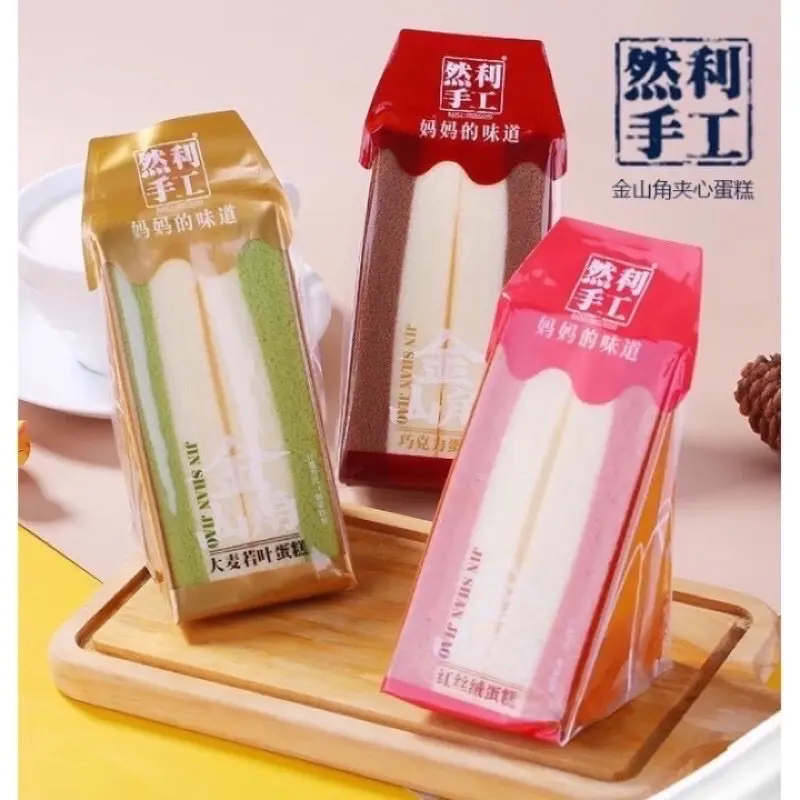 1 cái bánh Gato tam giác date mới