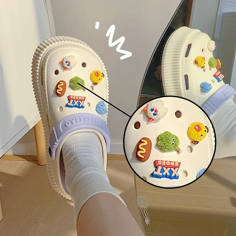 Bộ 12 phụ kiện trang trí dép sục hoạt tiết hoạt hình, jibbitz, charm 3D có gắn nút sẵn (không có dép) - Selenshop 0