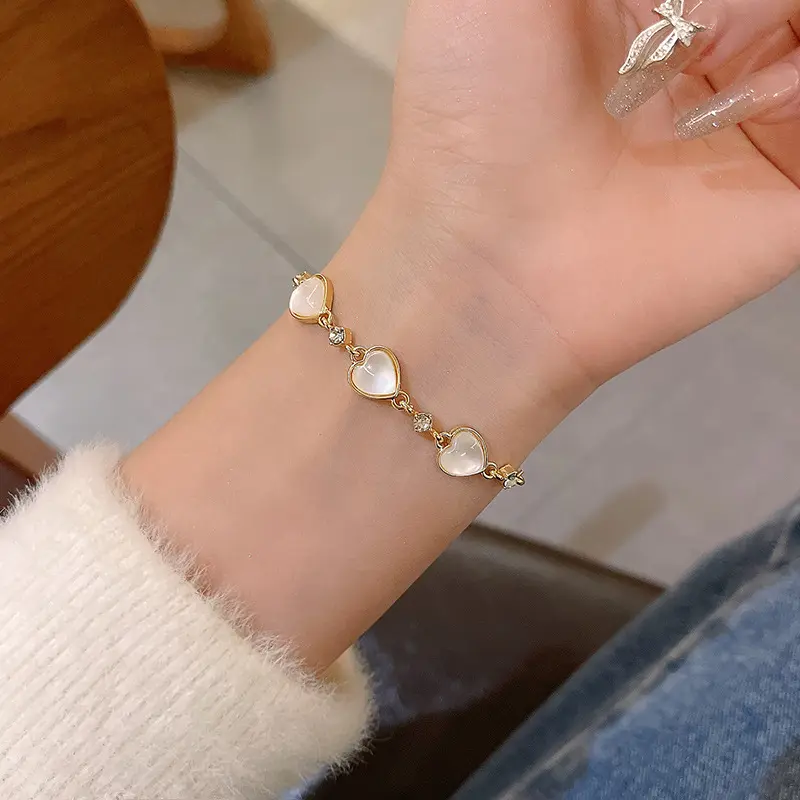 A Smash Hit!Ins-style Cat's Eye Stone Heart-shaped Bracelet.With a Retro and Niche Pull-out Design, It's a Versatile Korean-style Hand Accessory, a Must-have for Girls.
