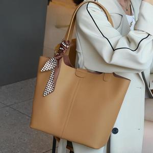 [同じスタイルのライブ]本革の女性のバッグショルダーバッグ2025新しい牛革トートバッグ大容量バケットバッグハンドバッグファッション多彩なハイエンドの感触通勤ショッピング旅行ギフトに適しています