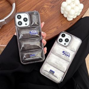 เคสกันลื่น ชุบด้วยไฟฟ้า สำหรับ iPhone 14 Pro ฝาครอบกันกระแทก เคสป้องกันแบบสร้างสรรค์ เต็มไปด้วยดีไซน์เป็ดดาวน์ สไตล์อินเทรนด์ เข้ากันได้กับ iPhone 16 และ 15 Pro มีรูขนาดใหญ่ ทำจากผ้าฝ้ายที่สูญญากาศ 16 Pro Max แบรนด์อินเทรนด์ เหมาะสำหรับคู่รัก