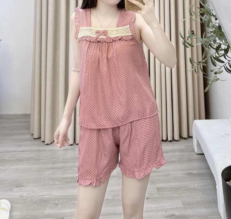 Bộ đồ ngủ mặc ở nhà nữ Hh dáng baby xoè nhẹ 2 dây bản to cổ cao vuônh đính nơ phối ren ngang ngực áo sát nách phối bèo quần cộc hoạ tiết chấm bi nhỏ in chìm lên vải chất liệu đũi hàn mềm mướt thấm hút mồ hôi