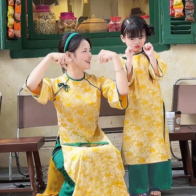 SÉT ÁO DÀI MẸ BÉ  VÀNG GẤM ĐỦ SIZE THÊU HOA ĐÍNH NƠ NGỌC TRAI SANG TRỌNG- ĐẸP XNH - MÃ TX037 0