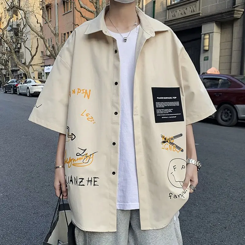 Áo Sơ Mi Ngắn Tay, Phong Cách Graffiti Hồng Kông, Dáng Rộng Hợp Xu hướng Cho Nam, Áo Sơ Mi Tay Lửng Cặp Đôi, Thương Hiệu Thời Trang Phong Cách Hàn Quốc, Thích Hợp Cho Mùa Hè, Áo Sơ Mi Ngắn Cho Nam