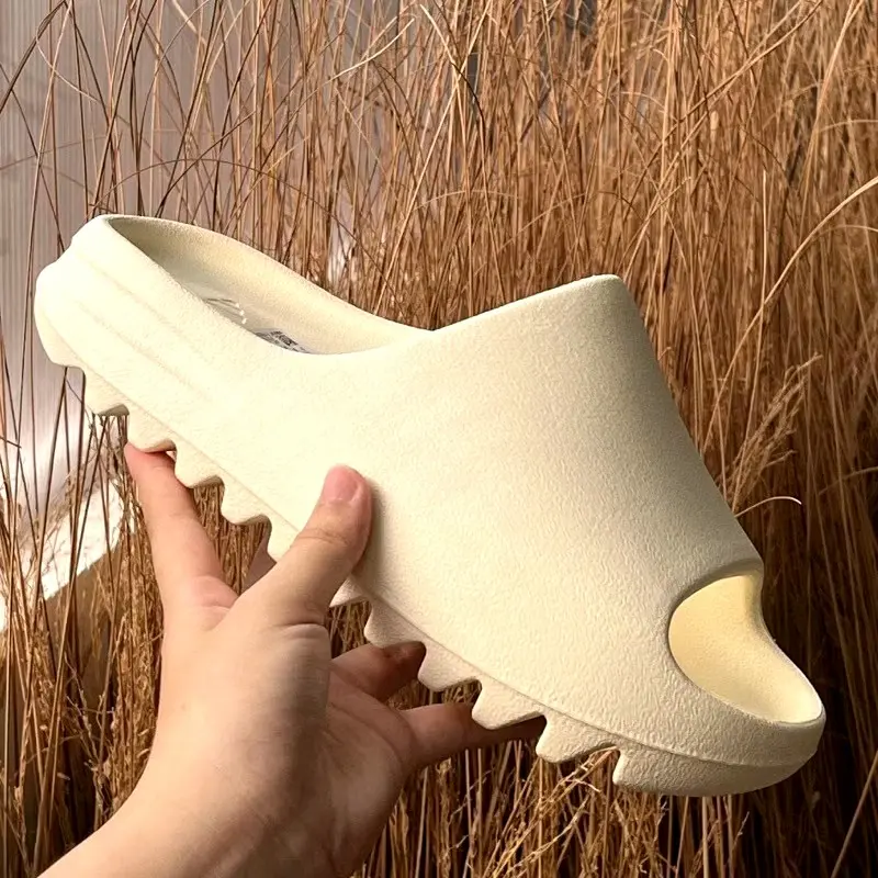 Dép bánh mì đế răng cưa năng động trẻ trung.