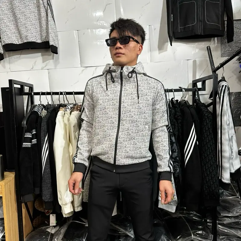 Áo Khoác A/D Xám Trắng  3 sọc tay Khoá Logo Thêu Logo Ngực Cao Cấp Dày Dặn- Menswear Nam Jacket Cổ Cao- Ao khoac leather bomber 1