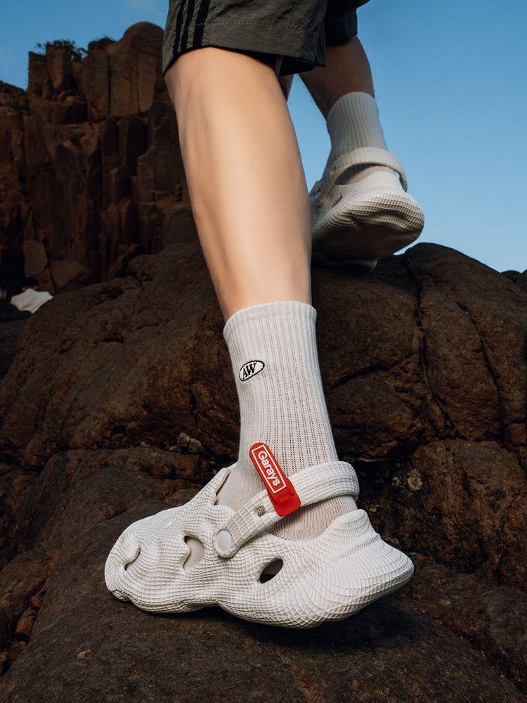 Product Introduction of Waste Soil Wind Cocoon Breaking Series Men's Outdoor Casual 2025 New Beach Sports Two-Way Wear Driving Non-Slip Pump 2