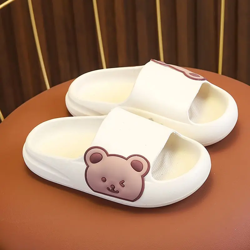 Sandal Anak Cocok Untuk Anak Perempuan Dan Laki-Laki Trend 2023 PVC003 SEPATUDOTCOM Sandal Fashion Yang Ringan Dan Empuk Ini Bisa Juga Untuk Sandal Couple ,Terdapat Motif Beruang Di Sampingnya Membuatnya Kelihatan Lebih Imut Dan Lucu