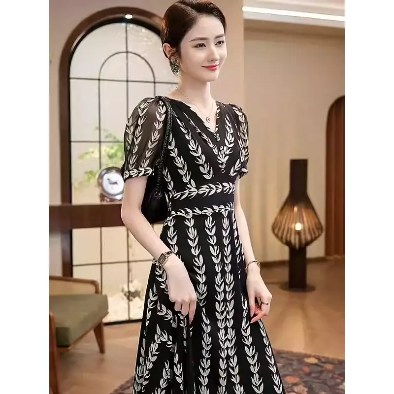 FADFAD 【ready stock】Gaun lengan pendek bergaris hitam pembentuk tubuh Rok panjang kelas atas 1