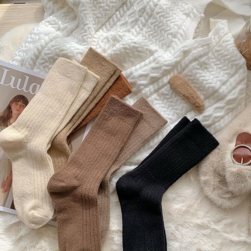 Product Introduction of Autumn and Winter Solid Color Soft Simple Medium Thickened Warm Pile Socks 3