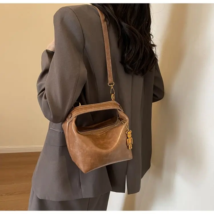 Túi da nâu ánh hồng da mềm đanh kèm khóa gấu kim loại dáng giọt nước Bag Nữ Kem 8
