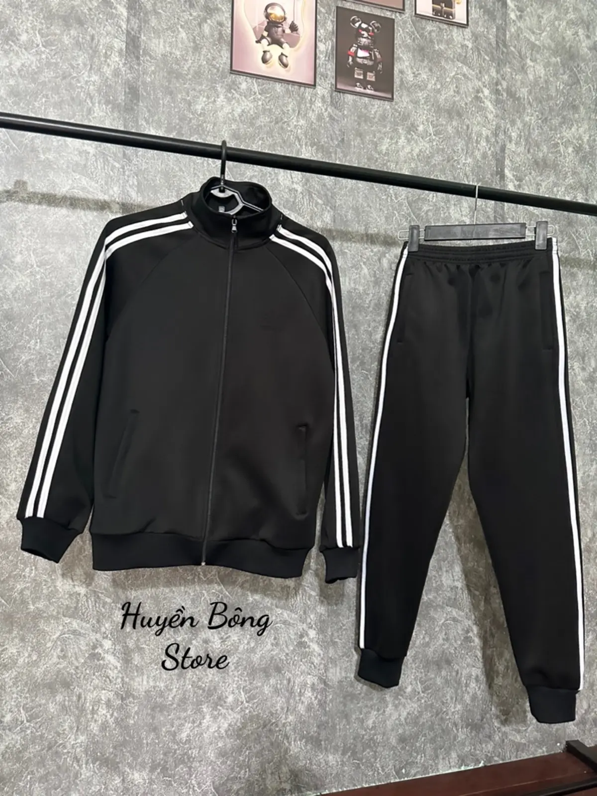 Huyền Bông Store- BỘ THỂ THAO CỔ ĐỨNG,QUẦN ỐNG BO, Nam Nữ, Chất Liệu Umi Cotton.3 Màu,Full TAG Mác ,LOGO thêu đầy đủ Sport Chạy Bộ Đồng
