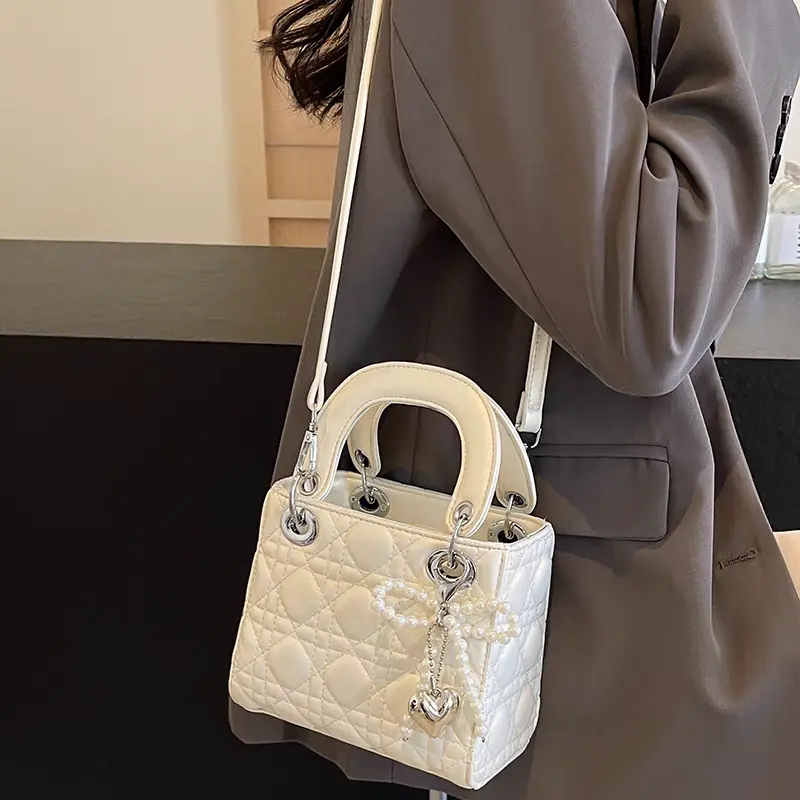 Túi xách đeo chéo cầm tay nữ dáng vuông da bóng [ kèm charm Nơ Ngọc ] size 20 vừa Đt nhiều đồ dùng 6