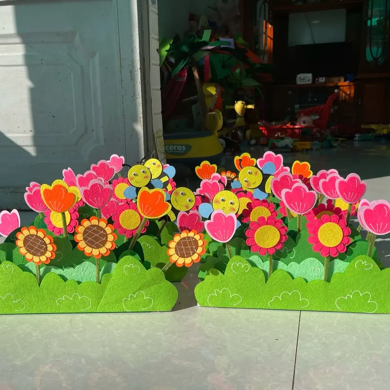 Hoa trang trí chân tường có lúc lắc theo gió. Kích thước 30x35cm , đung trong trang trí chân tường lớp học mầm non, chơi hoạt động góc, sân khấu kể chuyện, âm nhạc 6