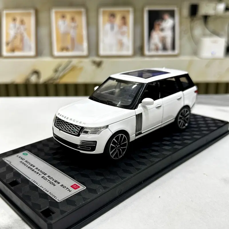 Mô hình xe Land Rover Range Rover tỉ lệ 1:32 kèm đế 2 phiên bản Toy Đồ Chơi 2