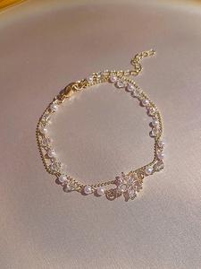 Pulsera de capas para mujer con elegante diseño de flor decorada con perla falsa y cristal artificial, pulsera exquisita y moderna, joyería de moda para mujeres como regalo