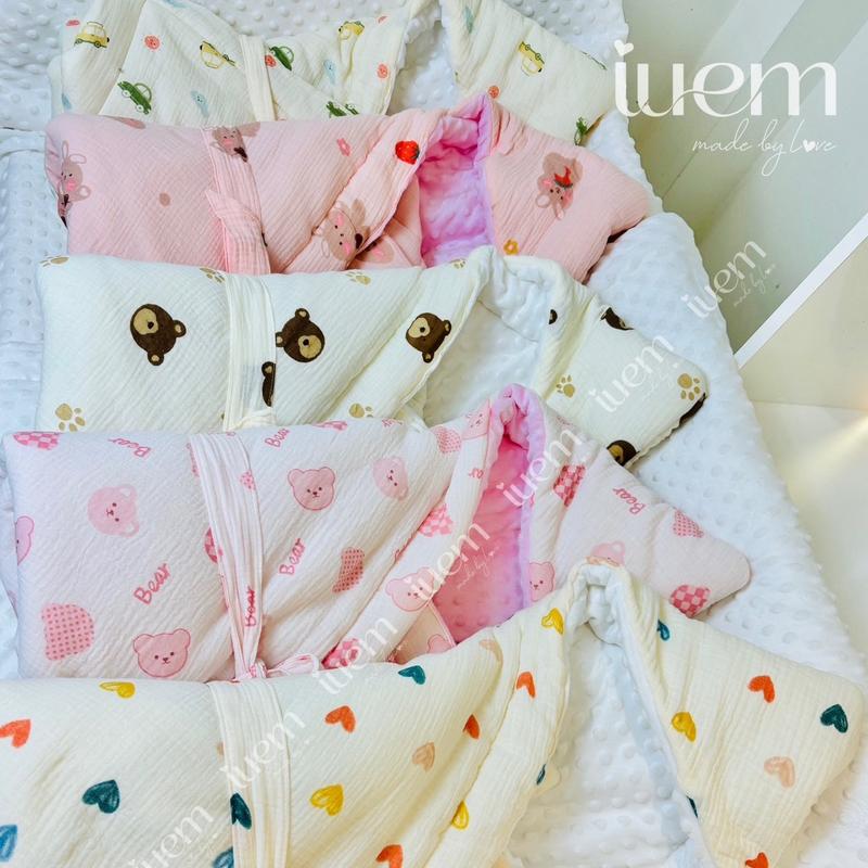 iuem Ủ đông nhung hạt kèm đai cho bé sơ sinh có mũ dùng ủ ấm làm chăn cho bé khổ to thoải mái 85*85cn lớp ngoài xô muslin hoạ tiết xinh mềm thoáng mặt trong nhung hạt đậu ở giữ có thêm bông tấm dày dặn