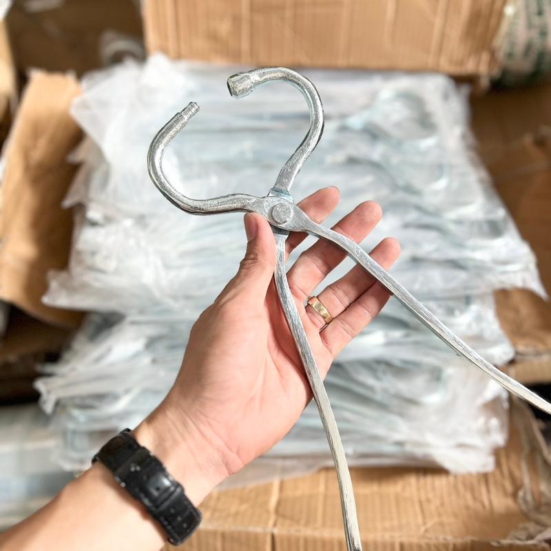 Kìm bấm tạo lỗ mũi cho Trâu Bò bằng thép 7