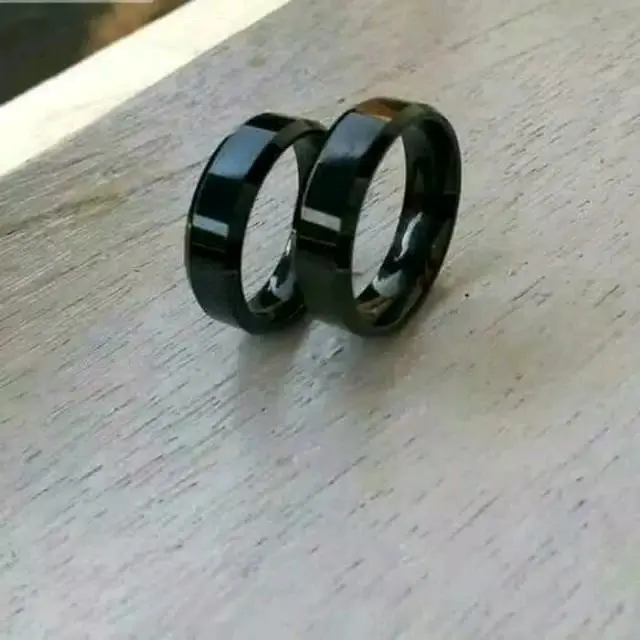 Cincin Hitam Titanium Black Polos Anti Karat Pria Wanita bisa Couple Pasangan ready size Kecil hingga besar BIGSIZE JUMBO 16 17 18 19 20 21 22 Perempuan Laki-laki 1