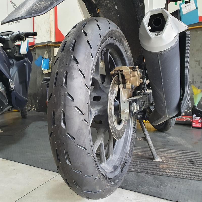  Vỏ Michelin Pilot MotoGP 120 70-17 gắn được các xe: Winner Exciter 150 Exciter 155,... 220086  