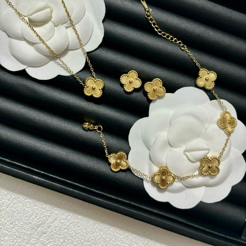 Bộ Set Cỏ 4 Lá Full Gold Và Full Silver Titan Không Gỉ Bông Tai Dây Chuyền Và Lắc Tay vòng