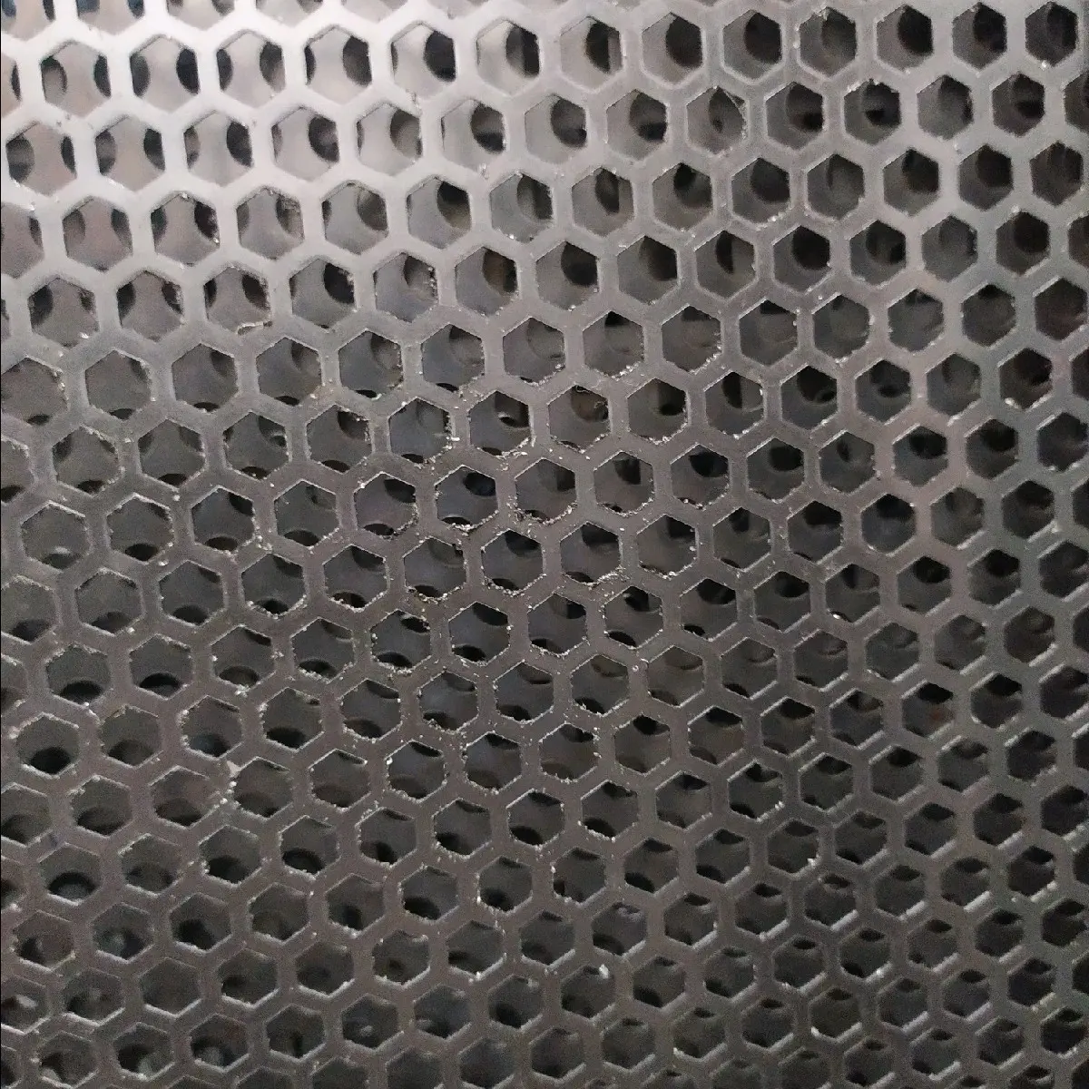 plat ram speaker hexagonal 60cm x 70cm Logam