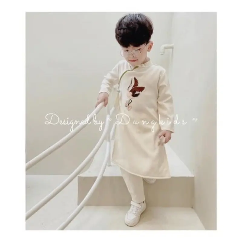 Áo dài bé trai diện ngày tết