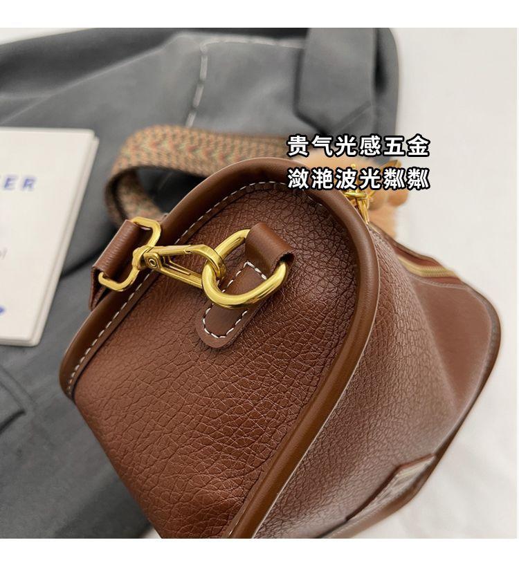 Product Introduction of Túi Boston, Thời Trang, Phong Cách Cổ Điển Mới, Túi Đeo Chéo Dễ Phối Đồ Dây Đeo Rộng Hợp Xu hướng Túi Gối Nhỏ Thích Hợp Cho Vai, Được Đánh Giá Tích Cực 6670, Độc Đáo 3