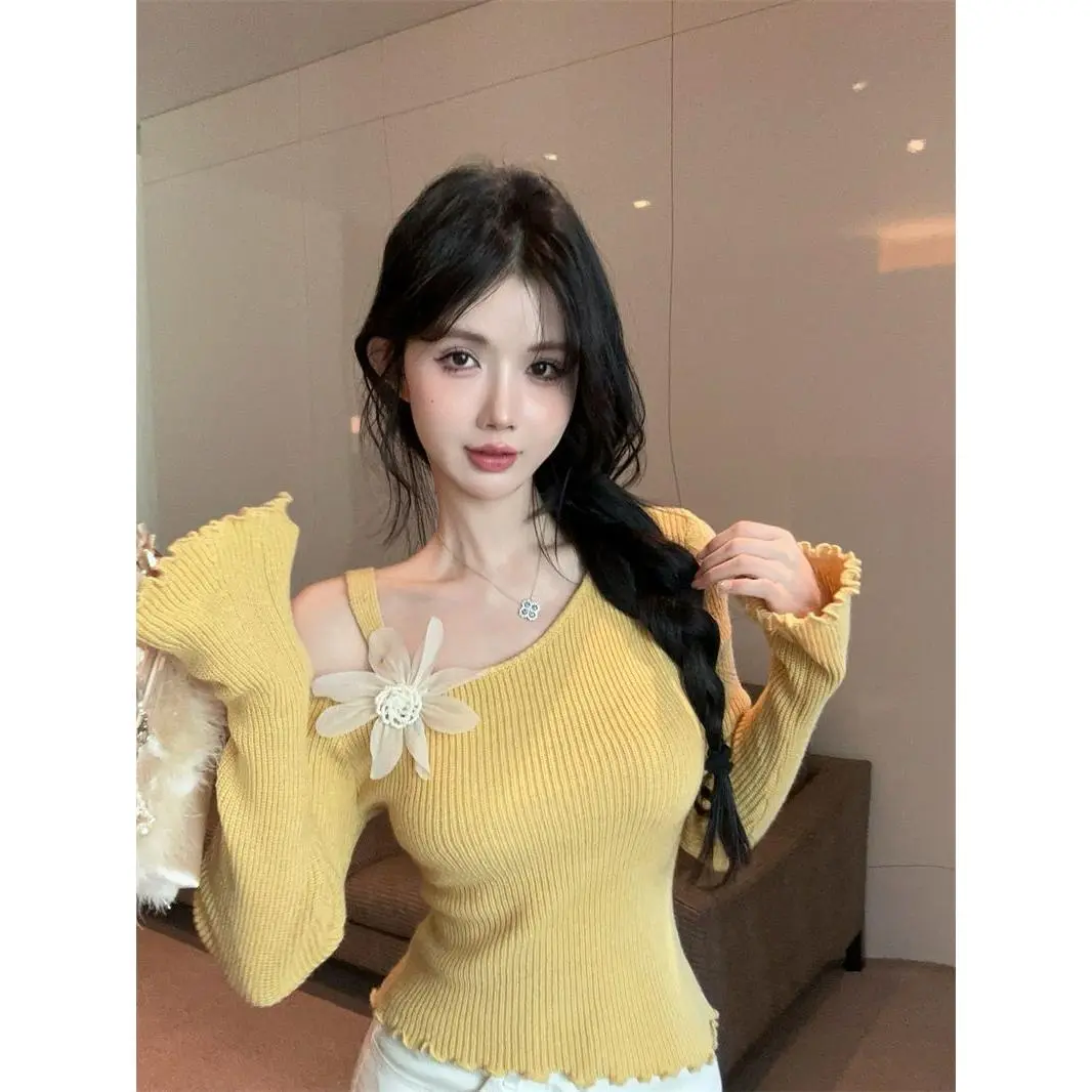 Áo Len Trễ Vai, Màu Vàng, Cổ Áo Chéo Bất Đối Xứng Hoa Ba Chiều Áo Ngắn Cô Gái Nóng Bỏng Mới Mùa Thu Và Mùa Đông, Với Selvedge Dây Top Women