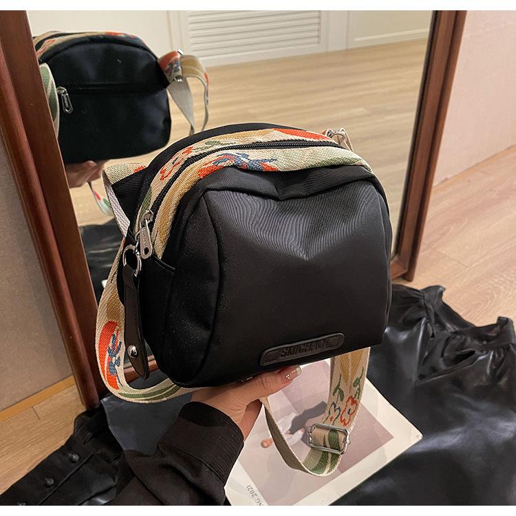 Product Introduction of Large Capacity Simple New Shoulder Small Cloth Bag Women's Messenger Bag Women's Bag Fashion All-Match Lightweight Oxford Cloth Shell Bag 27