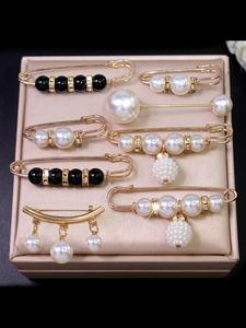 Set de 8 piezas de Broches decorados con perlas falsas y pedrería