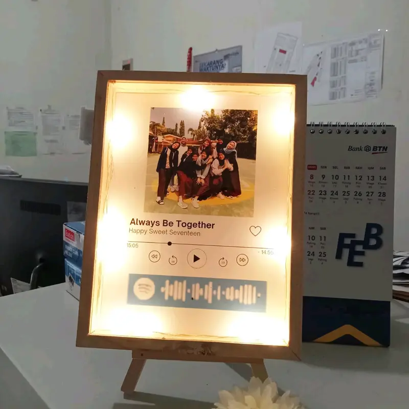 KADO FRAME SPOTIFY REQUEST FOTO DAN LAGU DENGAN LAMPU LED Dipasang ...