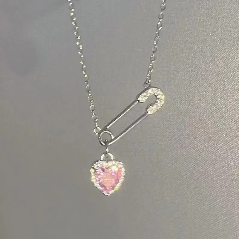 Pink heart-shaped brooch neckle. Light luxury style. Niche design for women. Minimalist yet stylish clavicle chain.