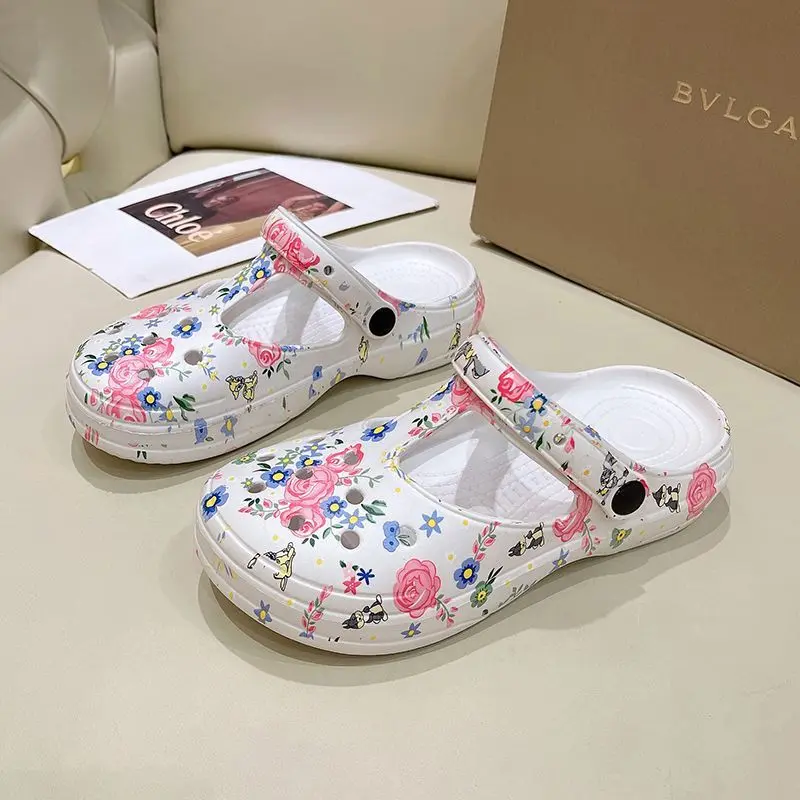 Summer new style outdoor wear 2025 hole shoes sandals women's lightweight non-slip garden shoes closed toe nurse shoes jelly shoes