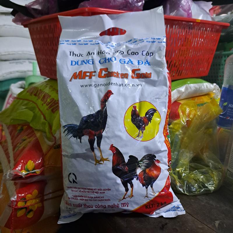 Cám gà đá chicken gold với 21,5 độ đạm và vitamin B tổng hợp giúp gà phát triển cơ tăng lực dẻo dai khi đấu túi 2kg