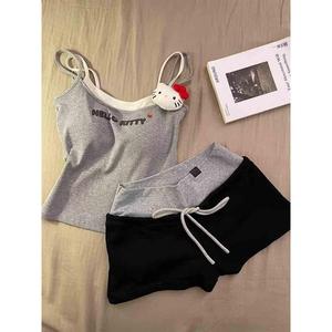 ชุดทูพีซ OOTD พร้อมตุ๊กตา เสื้อชั้นในปลอมสองชิ้น ชุดนอนสำหรับผู้หญิง เสื้อกั๊กและกางเกงขาสั้นใหม่ฤดูใบไม้ผลิฤดูร้อนปี 2025 ชุดอยู่บ้าน