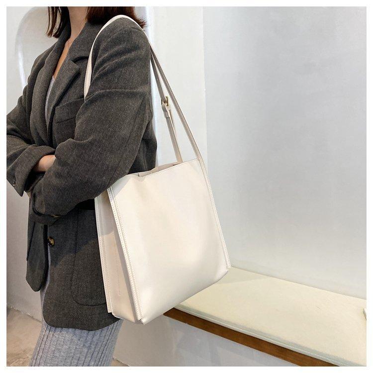 Product Introduction of One bag on the shoulder, retro-large tote bag of women, fashionable bag 11