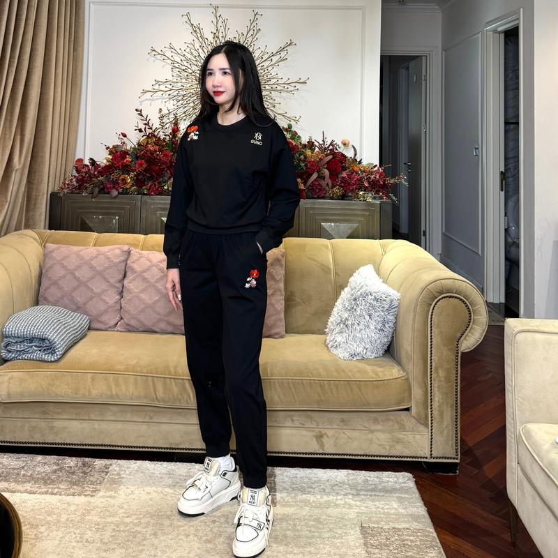 24DBNU102-Bộ quần áo nỉ NỮ GUNO cổ tròn chui đầu thêu hoa SP5