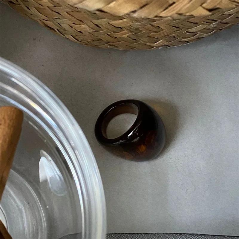 Product Introduction of Trendy Large Finger Rings for Women Exaggerated Amber Color Resin Temperament Geometric Finger Ring Vintage Punk Jewelry 6