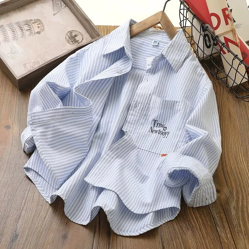 [25-50KG] ÁO SƠ MI KẺ XANH IN CHỮ CHO BÉ TRAI GÁI FORM RỘNG CHẤT MỀM MÁT PHONG CÁCH(không kèm áo trắng)