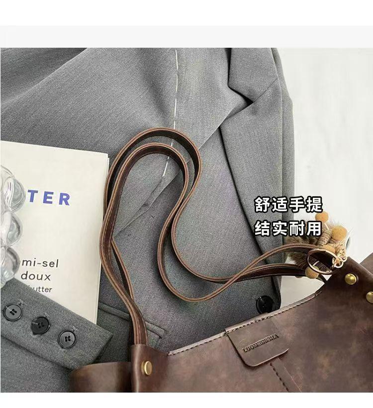 Product Introduction of Túi Tote Sức Chứa Lớn, Thời Trang Thu Đông Nữ, Phong Cách Cổ Điển Túi Đeo Vai, Dây Rộng, Túi Đeo Chéo, Thích Hợp Cho Sinh Viên Đại Học Và Người Đi Làm, Lý Tưởng Cho Các Dịp Đi Lại, Năm 2025 4
