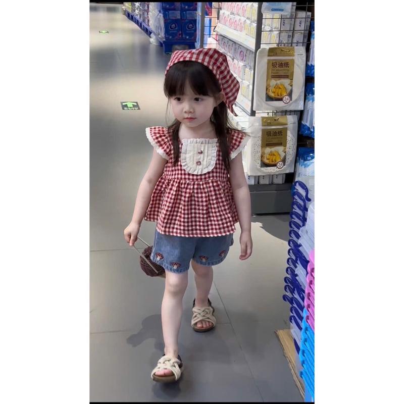 [ Yếnnhi B55 ] sét bộ cho bé gái mặc mùa hè , cho bé từ 10 đến 30 kg . Sét gồm 1 quần sóc jeans , 1 áo kẻ thô và 1 khăn đội đầu . 2