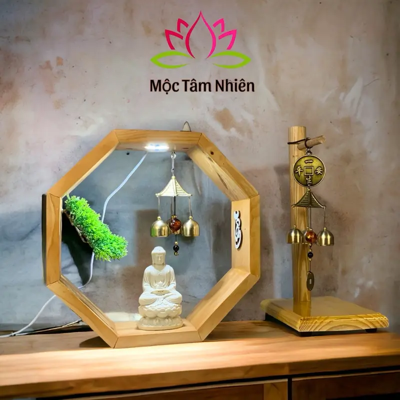 Bộ Kệ Gỗ Cheo Chuông Gió Bình An Kết Hợp Vs Tượng Ý Nghĩa Mang Sự Bình An May Mắn . Kích thước 32x20x15cm Decor Decor Phòng 1